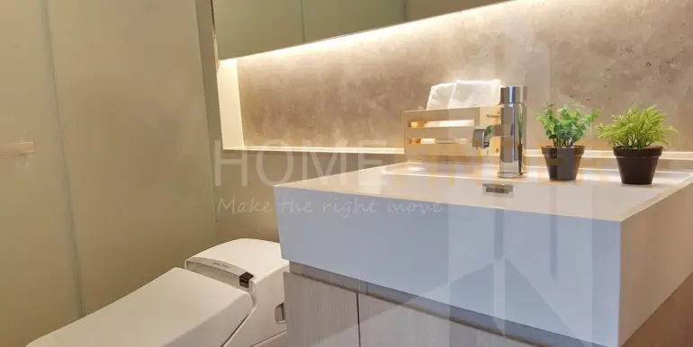 15.MAIN BATHROOM