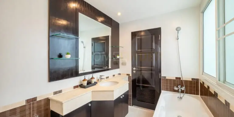 APSuitesSuk33-3BR200sqm-02