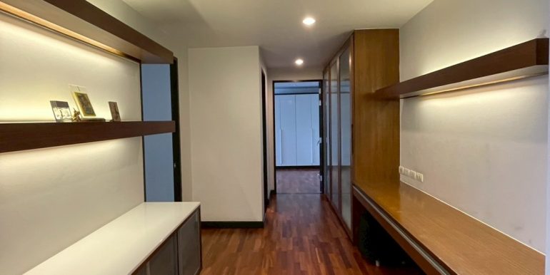 LINE_ALBUM_Avenue 61 B404_260427_10